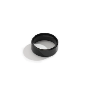 Bague minimaliste en acier titane noir poli avec surface lisse pour hommes