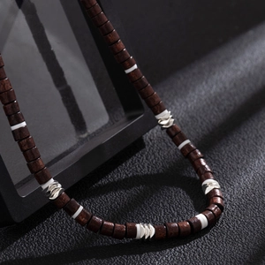 Collier bohème pour hommes avec perles en bois brun, disques d'argile et argent