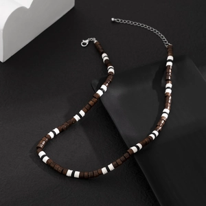 Collier bohème pour hommes avec perles en bois marron et disques bicolores chic