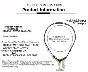 Détail du collier de perles en bois avec pendentif dent de requin et dimensions précises