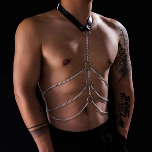Herren Punk PU-Leder Körperkette mit Silberringen und Schichten aus Metall auf schwarzem Model