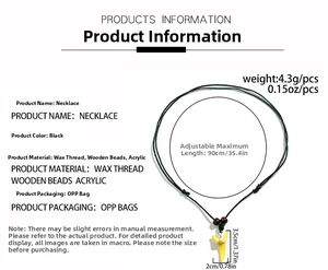 Détail du collier ajustable en cordon ciré noir avec perles en bois et pendentif dent