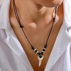 Collier Pendentif Dent de Requin pour Homme Perles en Bois Fait Main Cordon Ciré Réglable Bijoux Plage Tribal Homme
