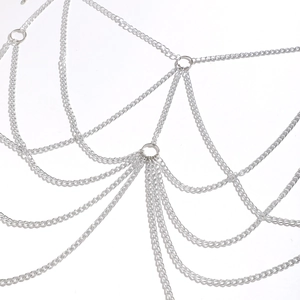 Chaîne de corps argentée multicouche avec anneaux imbriqués et structure de maille complexe