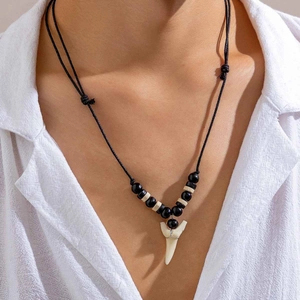 Collier pour homme avec pendentif dent de requin, perles en bois et cordon tressé