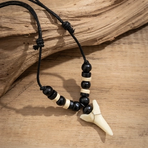 Collier tribal pour hommes avec perles en bois et pendentif dent de requin blanc