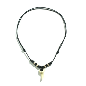 Collier bohème pour hommes avec pendentif dent de requin blanche et perles en bois sur cordon