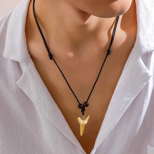 Collier pour homme style plage avec pendentif dent de requin et perles en bois