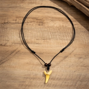 Collier réglable pour homme avec pendentif dent de requin, perles en bois et cordon tressé