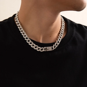 Herren Silberne Cuban Link Halskette mit funkelnden Kristallen im klassischen Hip Hop Stil