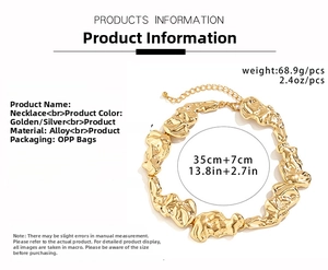 Details einer goldenen Legierungskette mit unregelmäßiger Metalltextur und Verlängerung