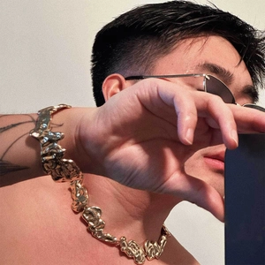 Herren Goldene Flüssigmetall-Halskette mit unregelmäßiger Lava-Textur am männlichen Model
