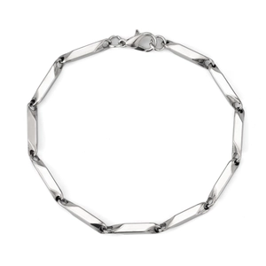 Détail d'un bracelet maille bambou argenté pour homme avec maillons polis et fermoir mousqueton