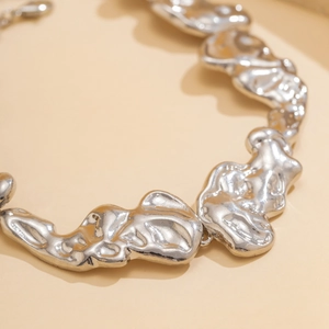 Silberne Halskette im Liquid-Metal-Stil für Herren mit unregelmäßigem Lava-Design und Glanz