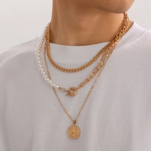 Collier multicouche pour hommes en or avec perles et pendentif boussole sur t-shirt