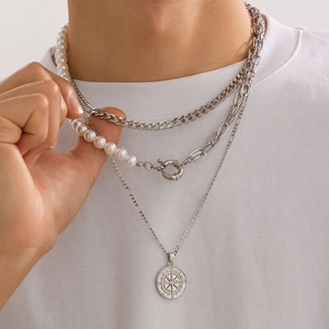Collier multicouche pour hommes avec perles blanches, chaînes argentées et pendentif boussole