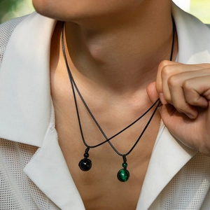 Collana da uomo minimalista con ciondoli a sfera in pietra naturale nera e verde scuro