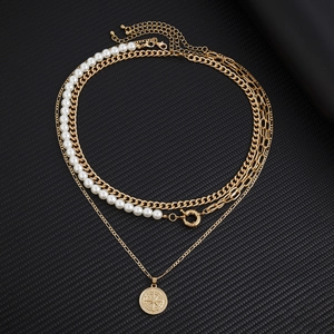 Ensemble de colliers dorés pour hommes avec perles et pendentif boussole sur fond noir