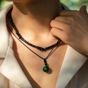Collana da uomo a due strati con perline di legno e pendente in pietra verde naturale