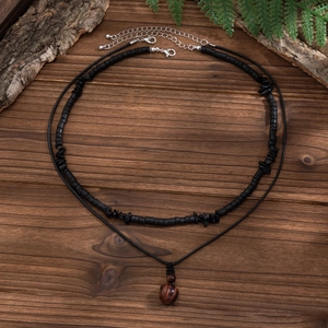 Collana a doppio strato da uomo con perline e ciondolo occhio di tigre su legno