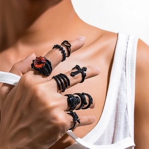 Set de anillos góticos para hombre con calavera, cruz y ojo de demonio negro mate