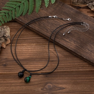 Set di collane da uomo con pietre di onice nera e malachite su cordoncini cerati neri