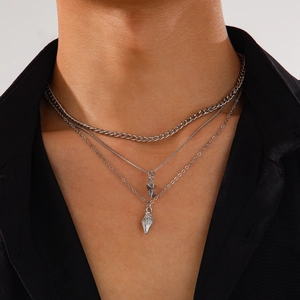 Détail d'un ensemble de colliers argentés à trois couches avec pendentifs étoile de mer