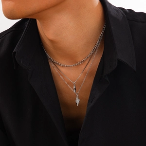 Ensemble de colliers superposés argentés pour homme avec pendentifs conque et plume