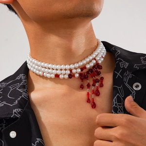 Vue détaillée d'un collier de perles à trois rangs avec pampilles rouges pour homme