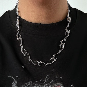 Ανδρικό ασημένιο κολιέ hip-hop με ακανόνιστους κρίκους στυλ υγρού μετάλλου