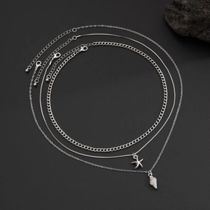 Ensemble de trois colliers argentés avec pendentifs coquillage et étoile de mer