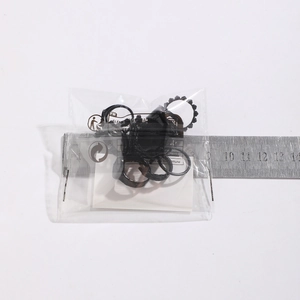 Primer plano del set de anillos punk negros para hombre con regla que mide 20mm de diámetro