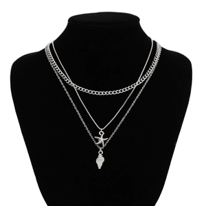 Gros plan sur l'ensemble collier triple épaisseur argenté pour hommes avec pendentifs coquillage