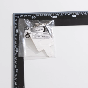Collier hip hop argenté emballé sous plastique avec réglette de mesure