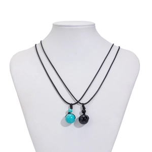 Dettaglio del set doppia collana con perle di turchese e pietre preziose nere su corda