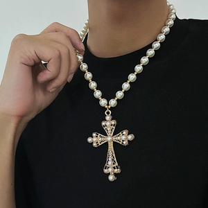 Collier avec pendentif croix dorée vintage et perles blanches pour hommes sur noir
