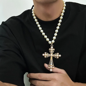 Collier de Künstliche Perles Baroques Exagéré Avec Grand Pendentif Croix en Alliage Creux Bijoux Religieux Gothique Vintage Homme Femme