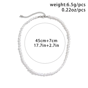 Detalle de collar de perlas barrocas con cierre de langosta plateado y cadena ajustable