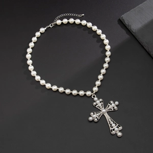 Perlenhalskette im Gothic-Stil mit einem kunstvoll verzierten Kreuzanhänger in Silber