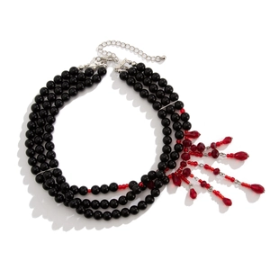 Collier noir à trois couches avec pampilles en cristal rouge et fermoir mousqueton réglable