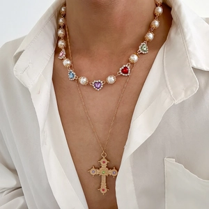 Collana a strati con croce dorata, perle e accenti di pietre preziose a cuore