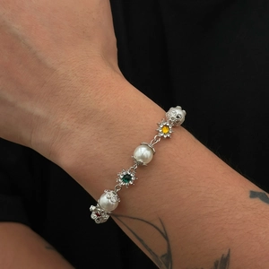 Bracelet bohème en argent avec perles blanches et pierres colorées au design exotique