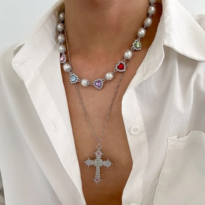 Choker di perle hip hop con cuori colorati e collana con ciondolo a croce grande