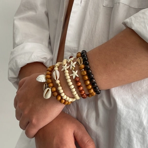 Bracelet perles homme style bohème avec pendentifs coquillages et étoile de mer