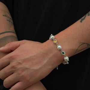 Bracelet pour homme en perles et pierres précieuses avec ornements en métal argenté
