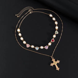 Collana a strati con cuori colorati, perle e grande ciondolo a croce barocca dorata