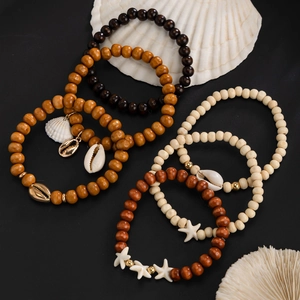 Détail de bracelets de perles pour hommes avec coquillages, étoiles de mer et bois