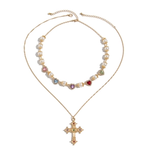 Set di collane a strati con gemme a cuore colorate, perle e un ciondolo a croce vintage