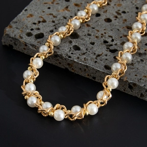 Minimalistische Herren Perlenkette mit geschichteter Goldkette auf dunklem Stein