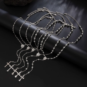 Close-up van de vijfdelige zilveren kruisbedel ketting set met religieuze rozenkrans